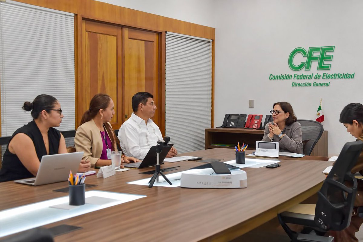 salomonj's tweet photo. Hoy, nos reunimos con la directora general de la @CFEmx, @EmiliaCallejaA, para dar seguimiento a los programas de la Comisión y al mejoramiento del suministro eléctrico en nuestras comunidades.

Además, firmamos un convenio de colaboración que, a través del programa Conecta Joven del @Injeo_GobOax, acercará la conectividad a las juventudes de todo el estado.

Seguimos trabajando para que estos servicios lleguen a cada rincón de Oaxaca.