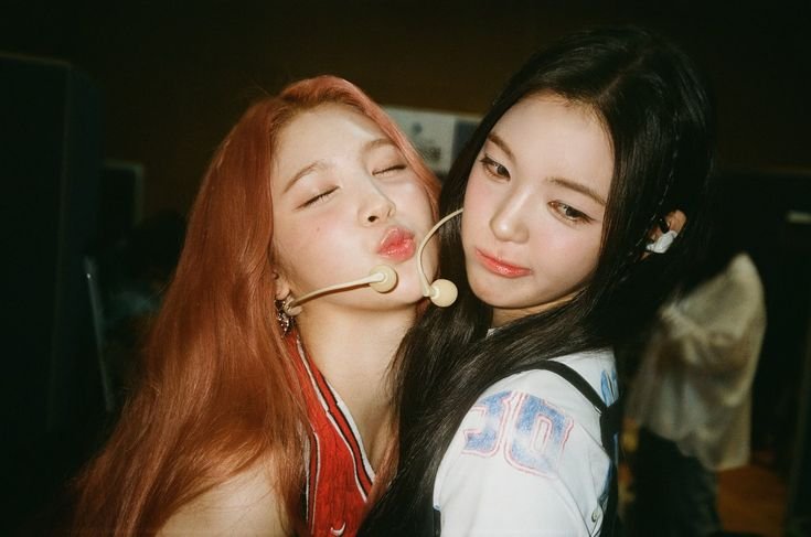 reichann2781's tweet photo. Shipearlas es un sentimiento agridulce. A una se ve que le gustan las mujeres y realmente la quiere, y la otra parece ser de esas que se besa con sus amigas en las fiestas y dice que como es entre mujeres no cuenta
#Hearts2Hearts #YUHA #ANA #hanaz #kpopship #wlw https://t.co/mjnPoJmGXH