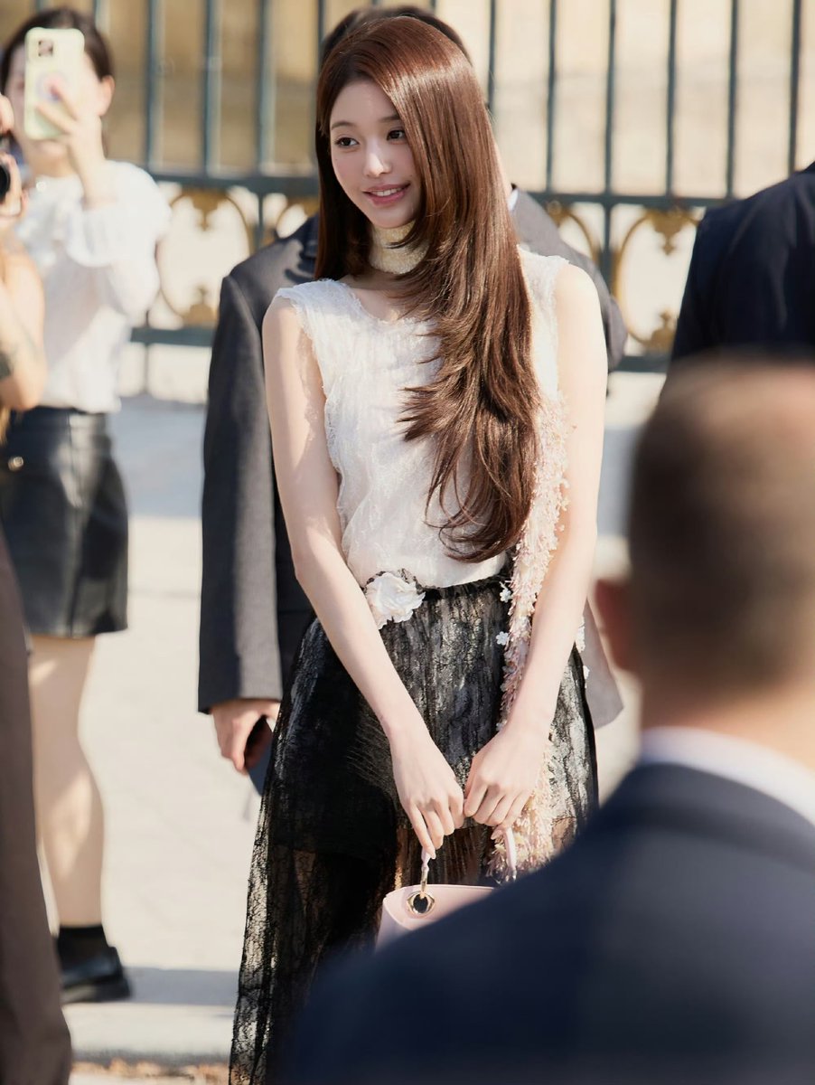 forevercute0831's tweet photo. Wonyoung in Dior is serving a look so lethal it should come with a warning label.

WONYOUNG IN DIOR
#WonyoungDiorSummer27
#JANGWONYOUNG
#WONYOUNG
#DiorSummer27 @Dior https://t.co/FlMsBoL45A