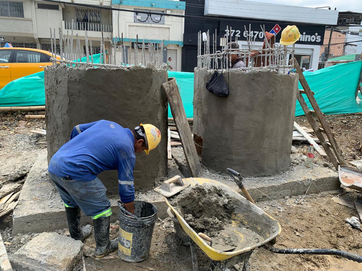 ObrasEnGYE's tweet photo. Mientras Interagua avanza con los trabajos en la Av. José María Roura, en la Alborada, nuevos frentes de trabajo se activaron a lo largo de la Av. Rodolfo Baquerizo Nazur.

Las cuadrillas ejecutan fundición de muros de confinamiento en aceras, colocación de adoquines, compactación de terreno y trabajos en cámaras, como enlucido, preparación y encofrado.

Más frentes activos para seguir recuperando y mejorando la infraestructura vial de Guayaquil.

@alcaldiagye
@aquilesalvarez
@taticoronelf

#AsíSeHaceGuayaquil #GuayaquilNoSeDetiene