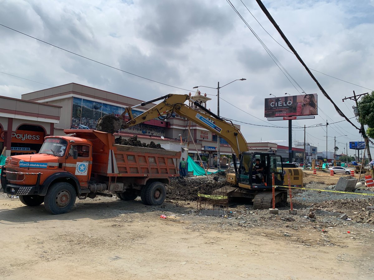 ObrasEnGYE's tweet photo. Mientras Interagua avanza con los trabajos en la Av. José María Roura, en la Alborada, nuevos frentes de trabajo se activaron a lo largo de la Av. Rodolfo Baquerizo Nazur.

Las cuadrillas ejecutan fundición de muros de confinamiento en aceras, colocación de adoquines, compactación de terreno y trabajos en cámaras, como enlucido, preparación y encofrado.

Más frentes activos para seguir recuperando y mejorando la infraestructura vial de Guayaquil.

@alcaldiagye
@aquilesalvarez
@taticoronelf

#AsíSeHaceGuayaquil #GuayaquilNoSeDetiene