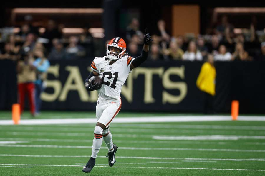 nflrums's tweet photo. 🚨 #Browns Denzel Ward INT on #Steelers Aaron Rodgers https://t.co/EV6D8llSde