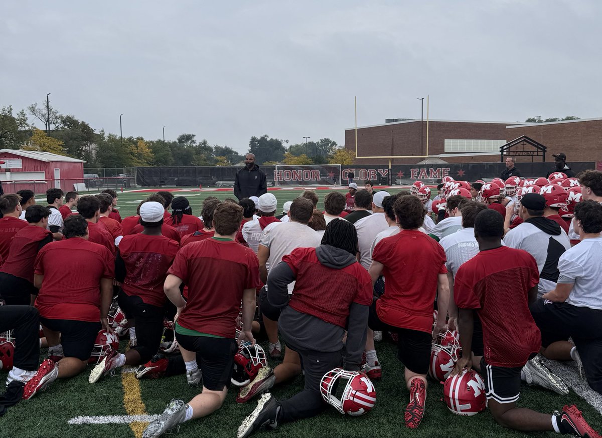 RedHawkFB's tweet photo. A huge thank you to @ChicagoBears legend @MattForte22 for taking the time to come and talk with the team tonight! 

#FAMILY // #HonorGloryFame // #115th https://t.co/5y3SYredCt