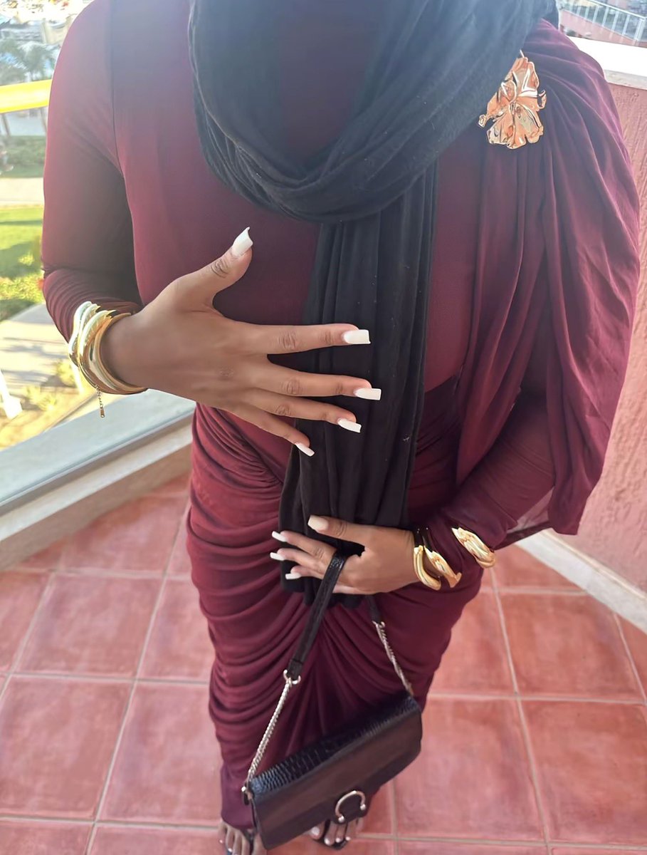 J3zge's tweet photo. Sexy Hoejabi loves teasing her body and feet😍😵‍💫
#hoejabi #hijabifeet #hijabi https://t.co/6oVWtw4D75