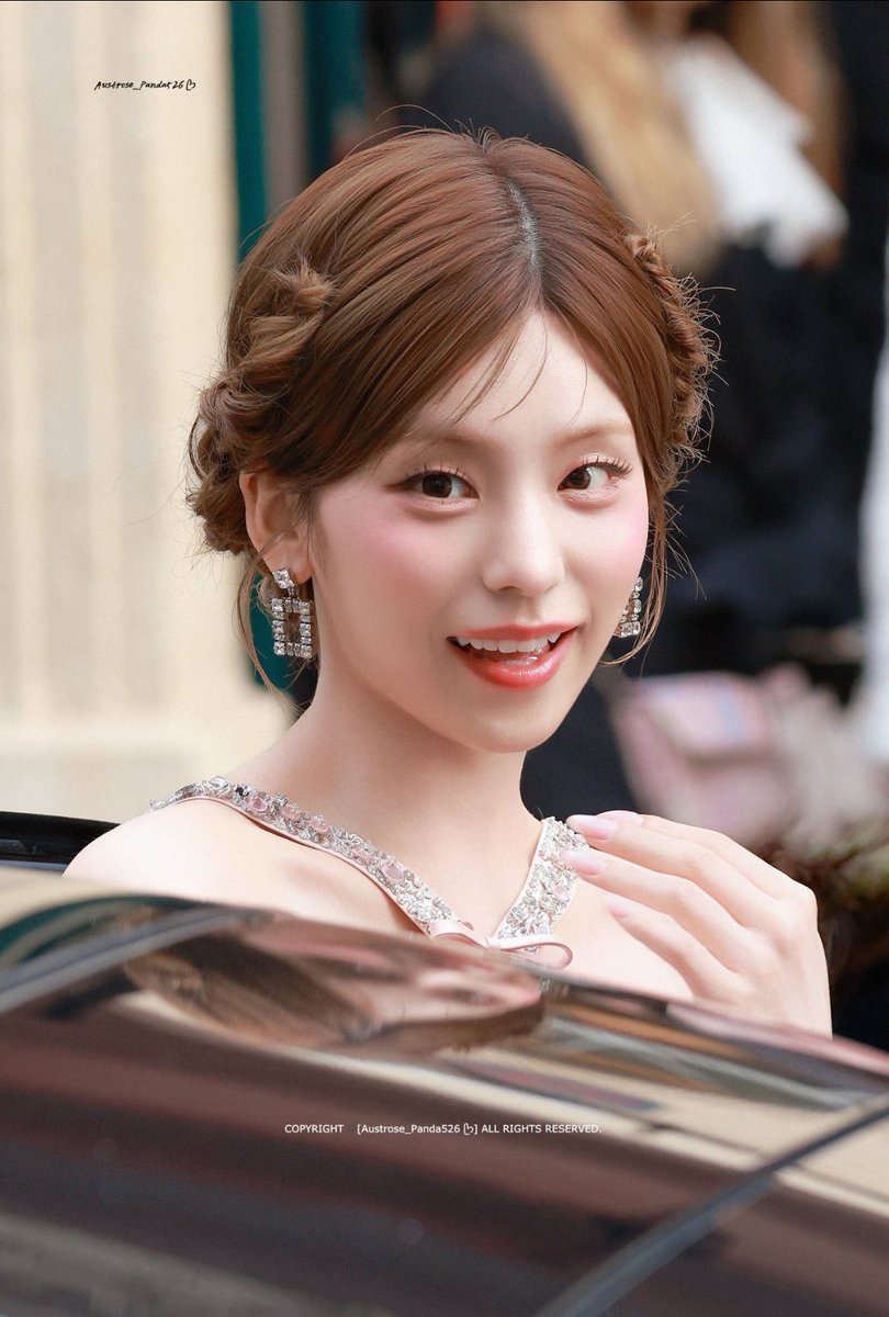 CrownedItzy's tweet photo. PRINCESA! #YEJI no evento da Roger Vivier em Paris https://t.co/kgJPj66XK4