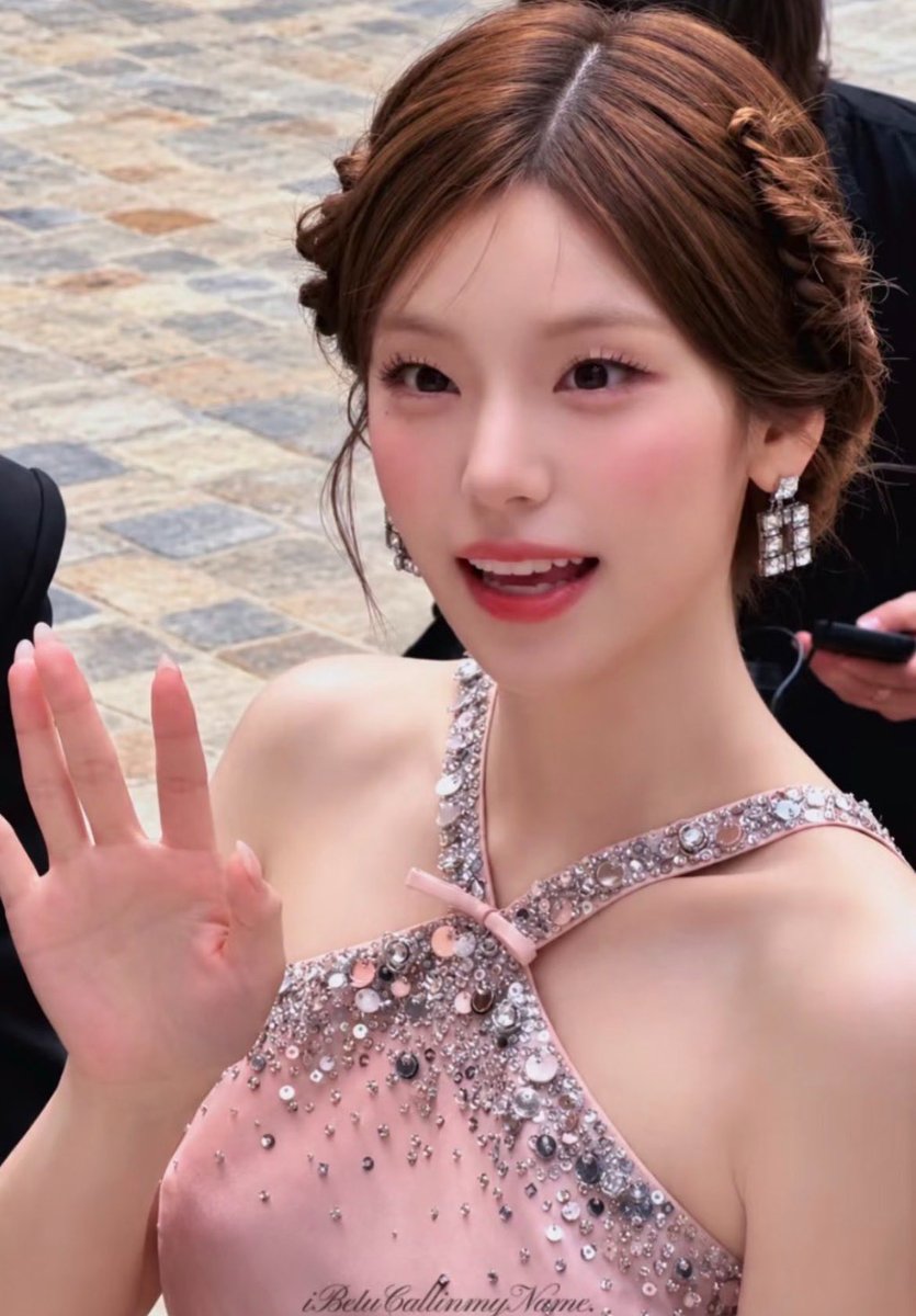 CrownedItzy's tweet photo. PRINCESA! #YEJI no evento da Roger Vivier em Paris https://t.co/kgJPj66XK4