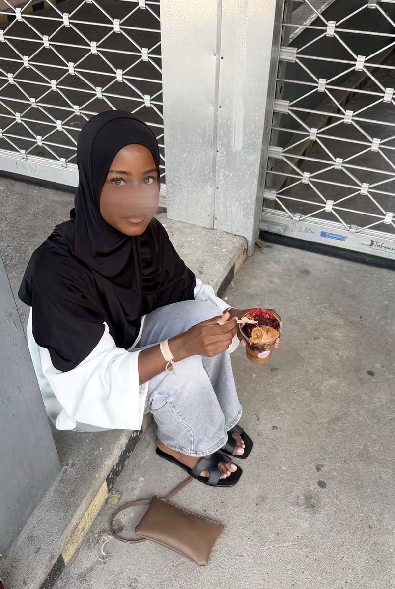 J3zge's tweet photo. cute petit hoejabi showing off her feet
#hoejabi #hijabifeet #hijabi https://t.co/Ad2TGNh5RH