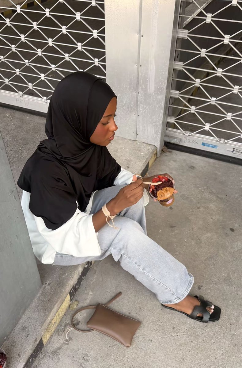 J3zge's tweet photo. cute petit hoejabi showing off her feet
#hoejabi #hijabifeet #hijabi https://t.co/Ad2TGNh5RH