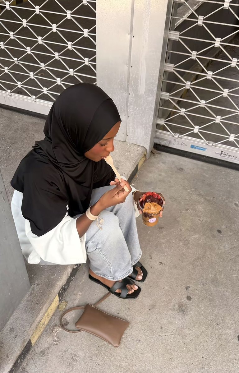 J3zge's tweet photo. cute petit hoejabi showing off her feet
#hoejabi #hijabifeet #hijabi https://t.co/Ad2TGNh5RH