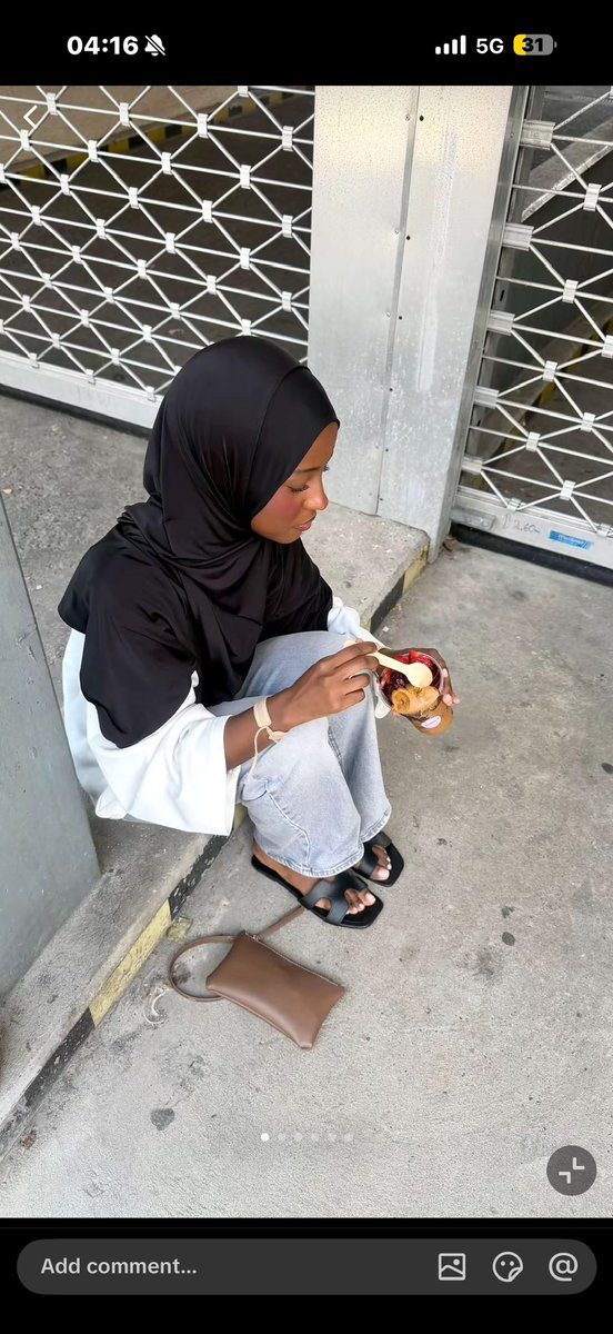 J3zge's tweet photo. cute petit hoejabi showing off her feet
#hoejabi #hijabifeet #hijabi https://t.co/Ad2TGNh5RH