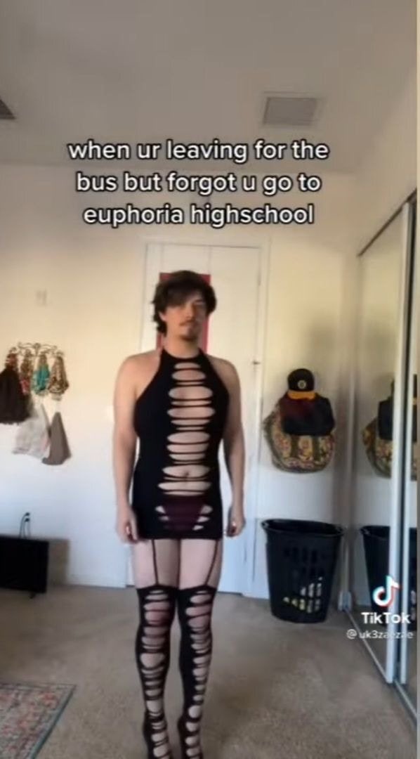 deer_furi's tweet photo. guys if you really believe tv shows accurately reflect society then american teens should be dressing like this https://t.co/PLxmgow4an