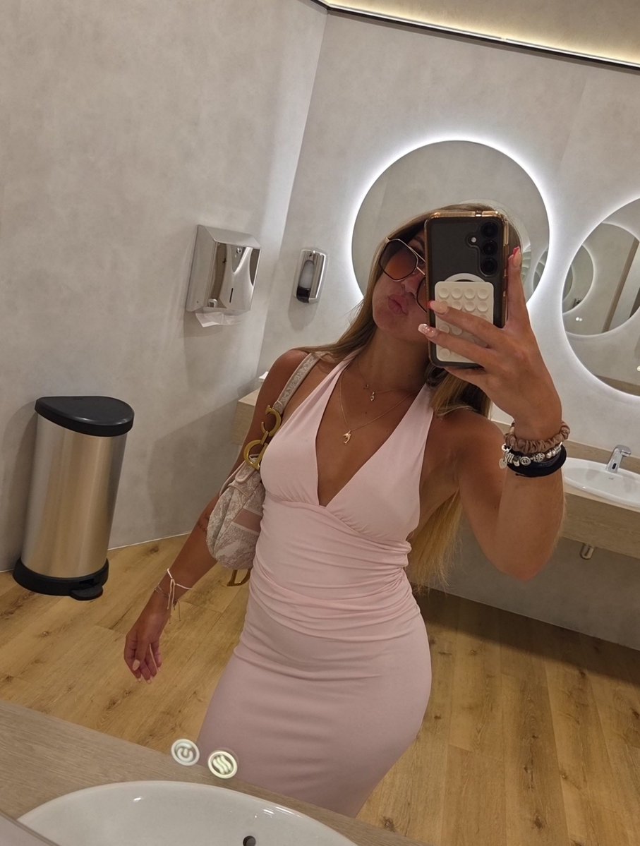 Goddessweety's tweet photo. Where are my paypigs??🐷😋 
Ik moet echt weer op vakantie wie helpt me.. kom dm 😈
#findomnl #tikkieslaaf #moneypig #slaafjes #paypigs https://t.co/7pjzNMSNHC