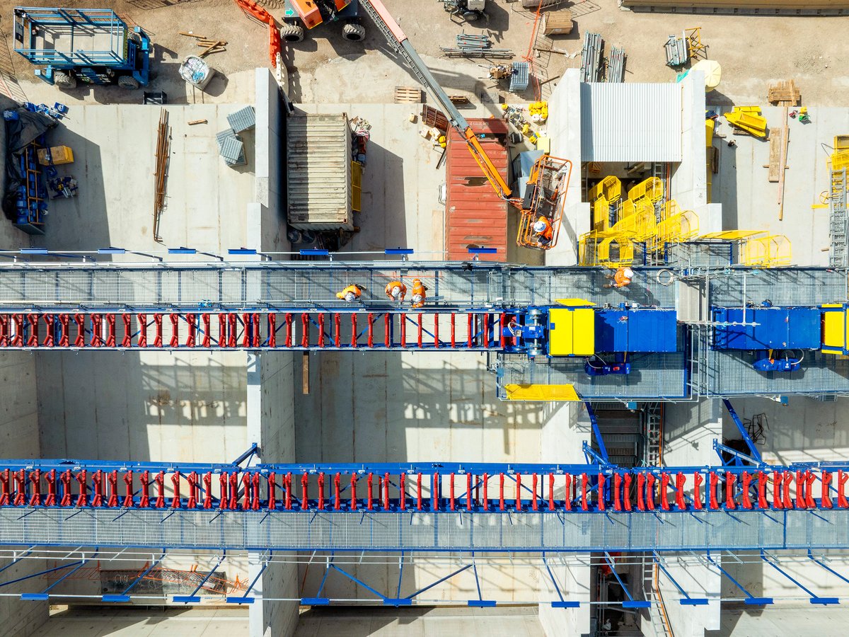suburbanloop's tweet photo. As you’d expect, tunnelling machines dig up a lot of dirt.

Moving that dirt to the surface and then off site is a fair effort.

That’s why we’re building this massive conveyor belt.

It’s about 90 metres long, running through most of our Clarinda site. https://t.co/QV0bbeALjJ