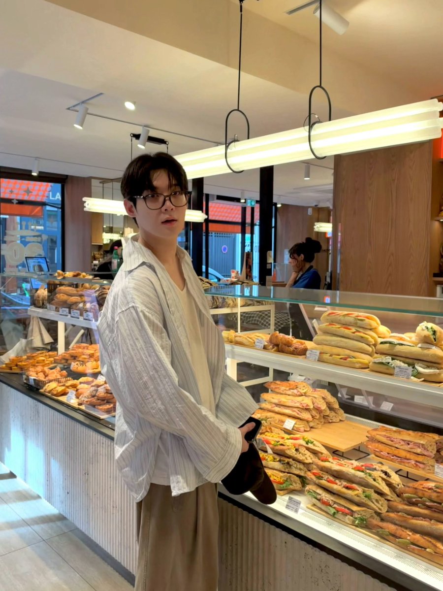 ryynn98's tweet photo. Nét mặt nũng nịu cún con này mà xin gì t cũng cho 

WELCOME KIM YOON SIK TO PARIS

#YOONSIKPFWSS27
#KIMYOONSIKINPARIS https://t.co/UPCc9zcEnD