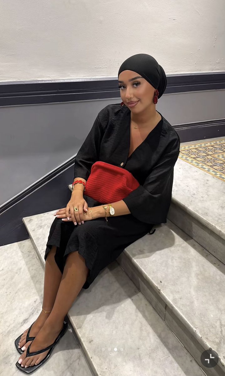 J3zge's tweet photo. Sexy hoejabi showing off her feet
#hoejabi #hijabi #hijabifeet https://t.co/Gd8WORsNdX