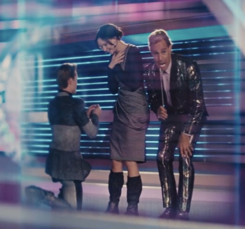 thngergames's tweet photo. eu vou ficar igual caesar flickerman quando katniss e peeta aparecerem em amanhecer na colheita: https://t.co/QblZ8sPiuP