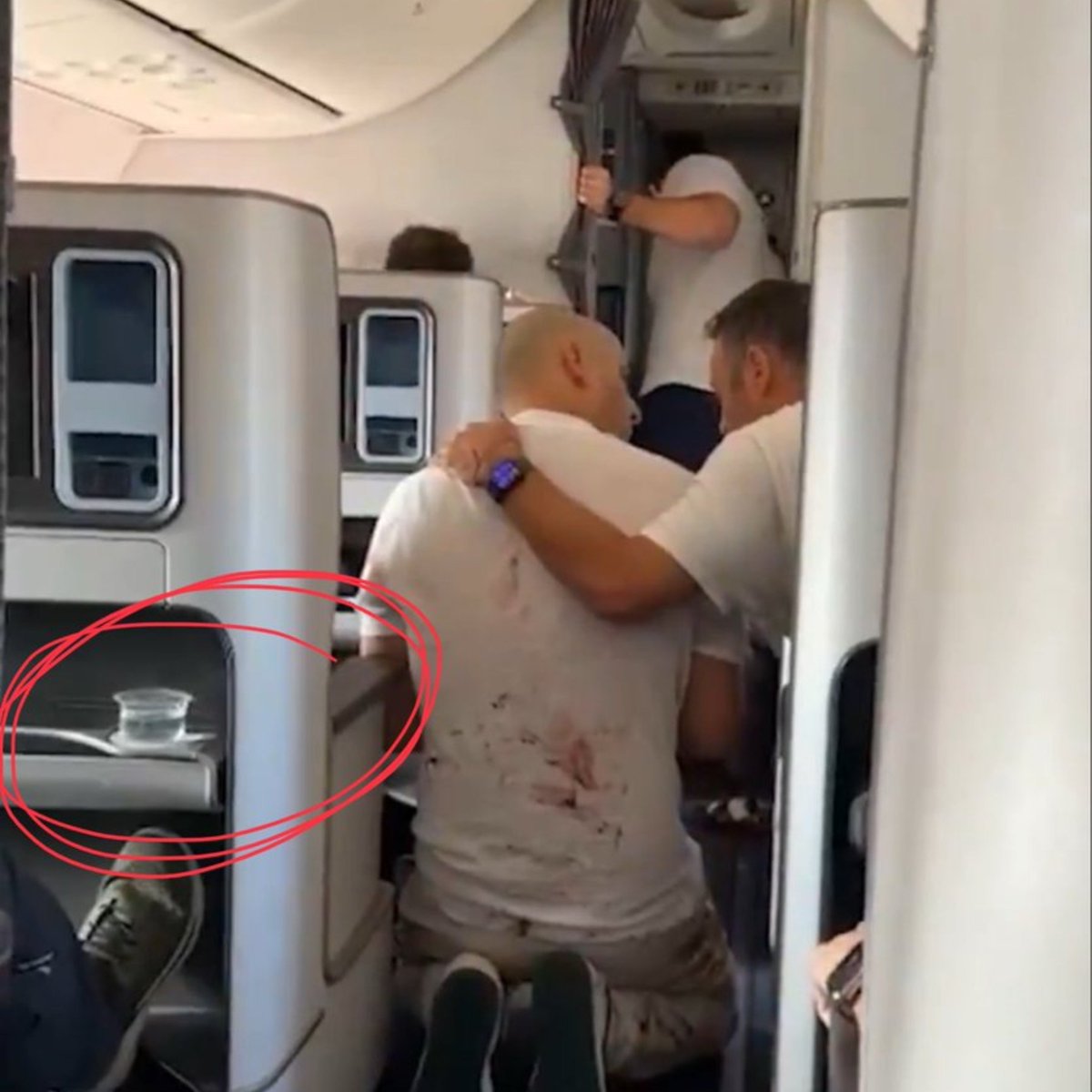 plutocrata's tweet photo. 😂 Solo en Israel.

Un avión se desploma 5200 metros en menos de un minuto, y los vasos con agua siguen intactos, mientras un tipo posa con sangre en la ropa.

#FakeIsrael https://t.co/SImgg25Ab3