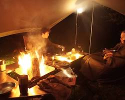 buisinesmind's tweet photo. 焚き火の前で作る焼きリンゴ。平日の情報過多な日常から離れ、山口の自然の中で頭を空っぽにする時間。この静かなリセット空間こそが、来週の投資判断の質を最も高めてくれます。 #ソロキャンプ #投資 https://t.co/fQUiwSQauw