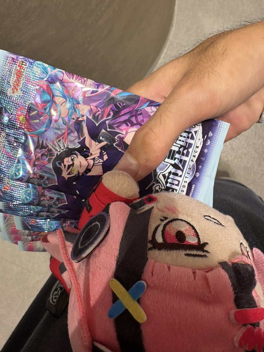 JyunroS's tweet photo. 先行上映に来たよそしてパックも買えたぜ
(๑•̀ㅂ•́)و✧
(バラ売りしか無かった模様)
#みてユノ
#ユノちとヴァンガード https://t.co/f5Xc08qGGb