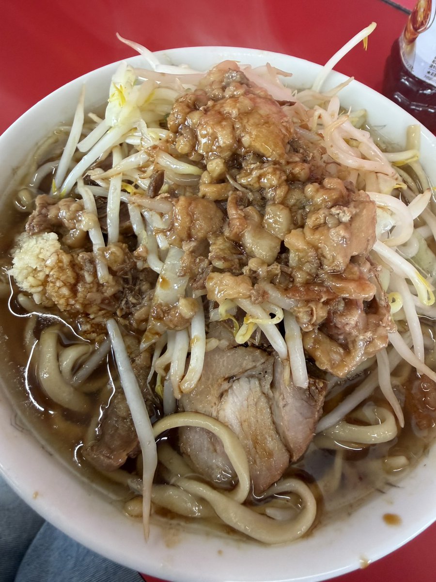 tjbb_'s tweet photo. みなさんこんにちは！
今回は地元の二郎に行ってきたんですけど、こうたとあおいと行ってプチ旅行みたいな感じで楽しかった〜！👻✨
まず地元にあるの初めて知った🙃

#SHIGETORA @Shigetora_tj_SR
#TJBB #THEJETBOYBANGERZ https://t.co/etZqLdgA88