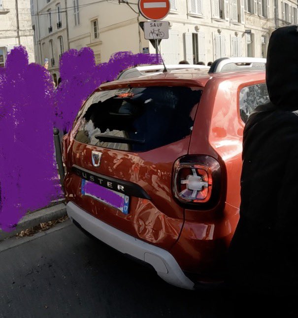 AlbertMichvaxh's tweet photo. @marzouqi20001 @K1000Journalist Ouais il perd le haut et se change, voiture rouge a l’abandon que la mere Cuny viens chercher apres la seconde bagarre, tout est rec et j’ai balancé 2%, la mère balance meme et alors quand des gens lui rappelle les projets terroristes du fils https://t.co/7FbXhftY3G