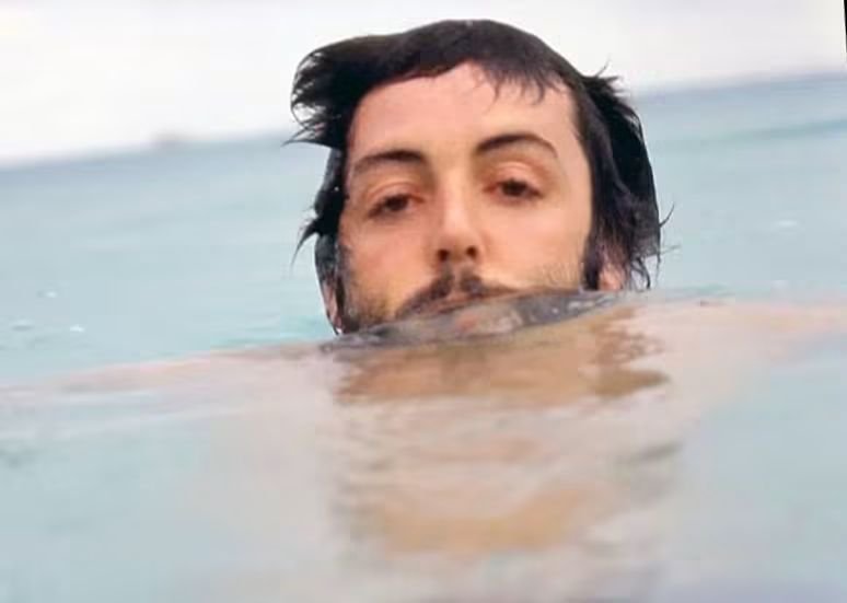 Diario_Beatles's tweet photo. On October 01 1970, Paul McCartney and Linda, along with their daughters Heather and Mary, spent a holiday in France after a brief stay with Paul's family in Liverpool. 

From Liverpool, they flew to Nice and spent a few days on the French Riviera before heading to Paris. https://t.co/ZheQeg38N3