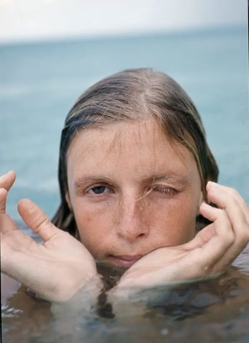 Diario_Beatles's tweet photo. On October 01 1970, Paul McCartney and Linda, along with their daughters Heather and Mary, spent a holiday in France after a brief stay with Paul's family in Liverpool. 

From Liverpool, they flew to Nice and spent a few days on the French Riviera before heading to Paris. https://t.co/ZheQeg38N3