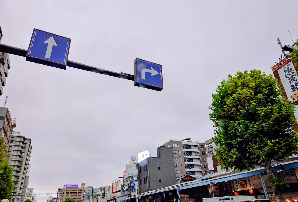 monchan1970's tweet photo. お疲れさまです。築地納品完了〜朝から混んでおります。早めでも海鮮丼かきこめる自信あります😁
＃日常垢
#おっさんの独り言 https://t.co/qBOrRzPXsT