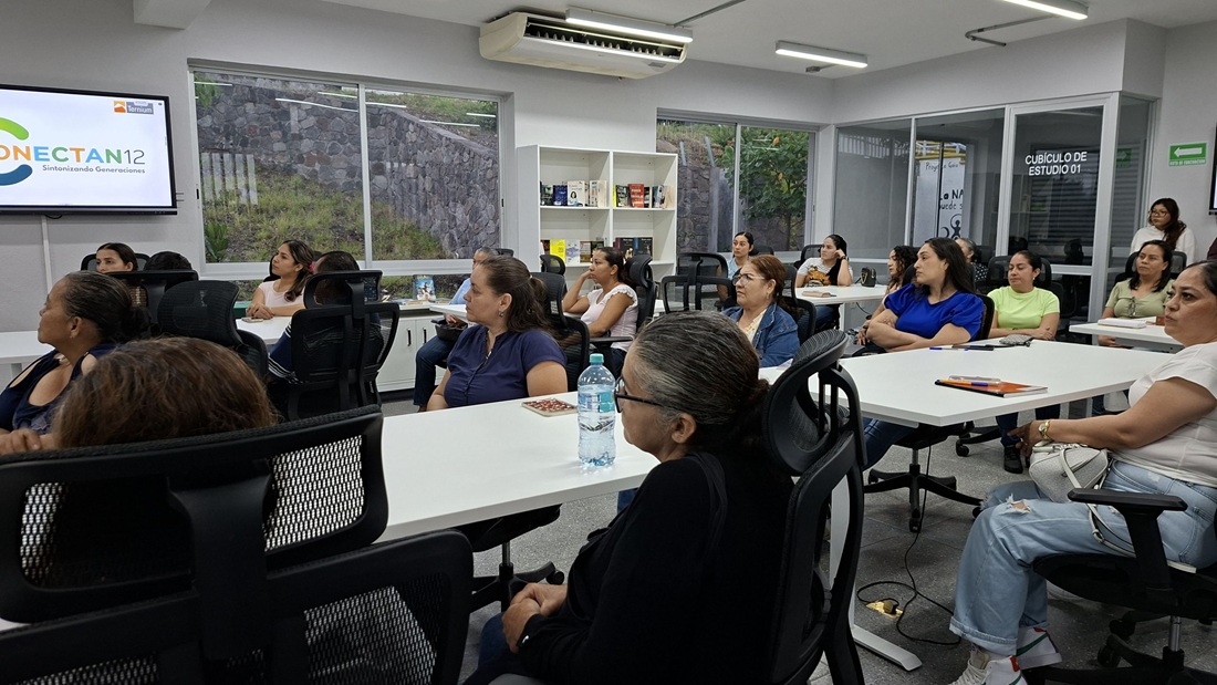 ComentarioUdeC's tweet photo. #Universitarias
Acercan UdeC y Ternium tecnologías a familias de estudiantes mediante curso-taller
https://t.co/3t3Yr7xmcz
#ElComentario #ComunidadUdeC #BibliotecaInteligente #Bachillerato12 #Bachillerato13 #CursoTaller #Conecta12 #Ternium https://t.co/JHX1ICzvJC