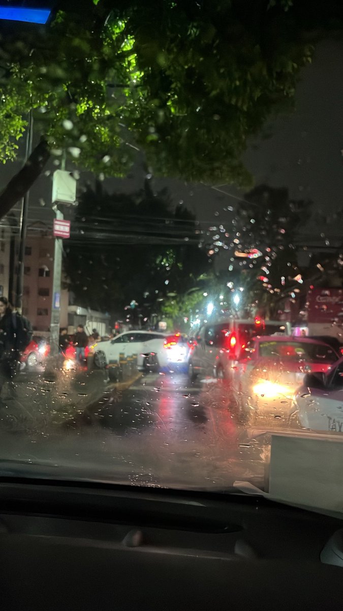 YveGa_MX's tweet photo. @trafico889 @OVIALCDMX 
Ocupamos saber porque el tránsito detenido. 😭 está completamente parado en ambos sentidos de resina. https://t.co/Qo5TbTguVv