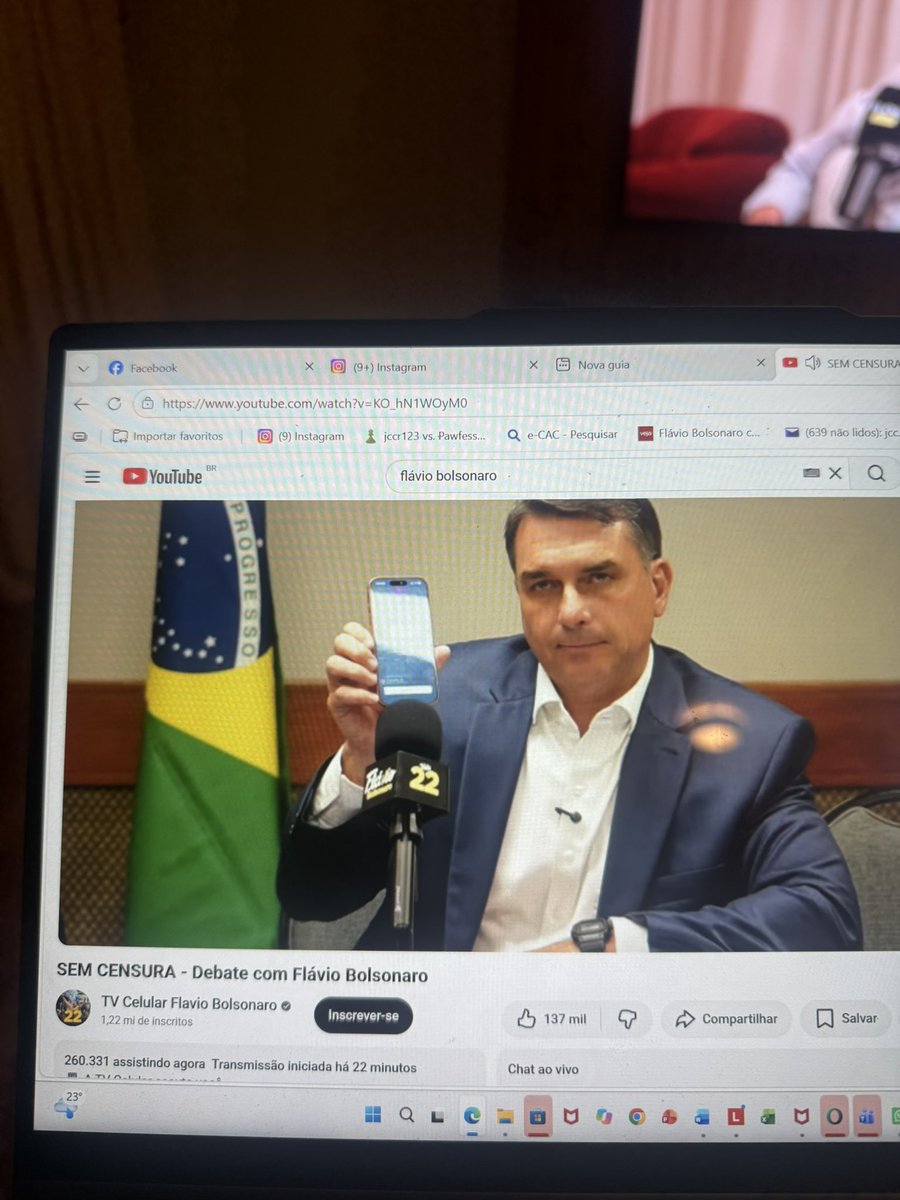 joaocezar1965's tweet photo. Agora: a live do presidente Lula com mais de 1,5 milhão de pessoas assistindo; a de Flávio Bolsonaro, 260 mil pessoas. 

Pois é. https://t.co/gDsZibmy7m