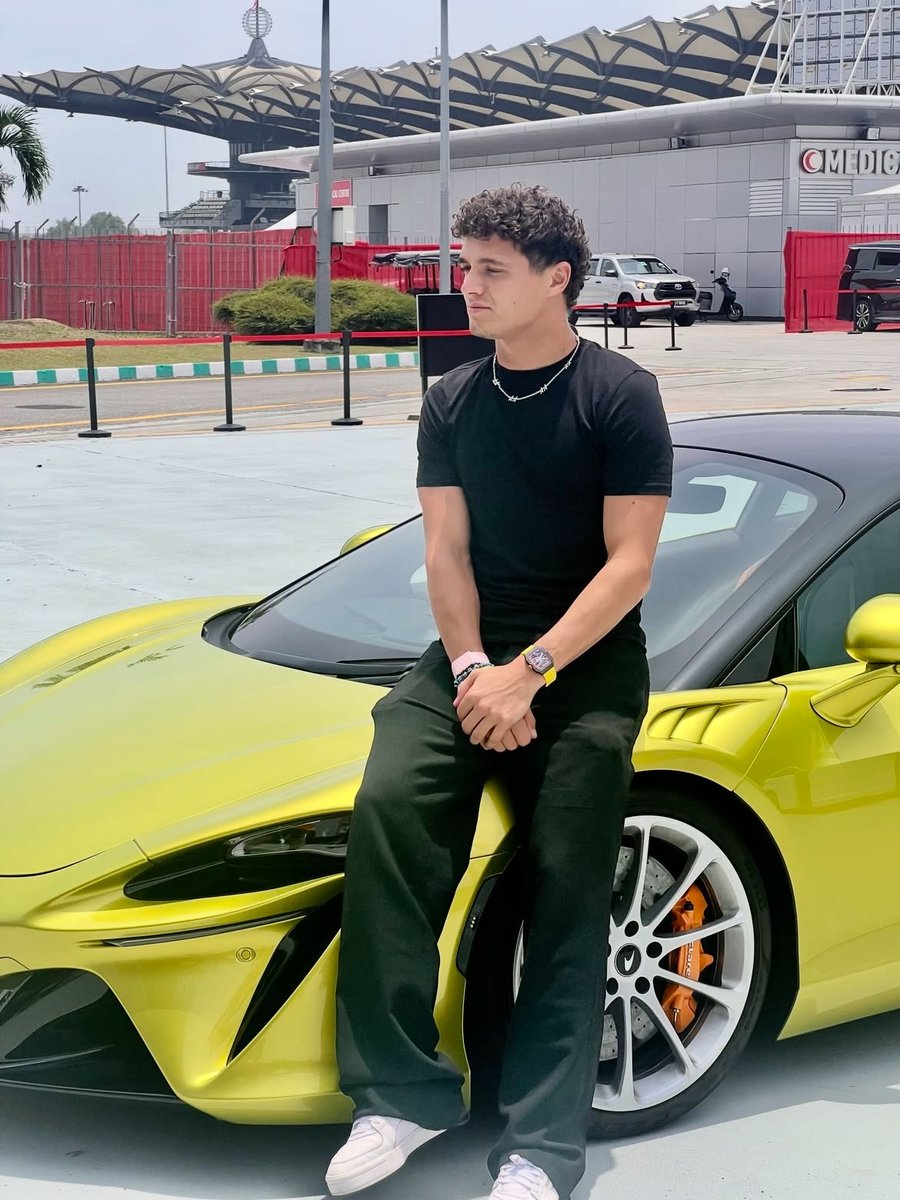 ln4norris's tweet photo. lando signed a mclaren artura yesterday!￼ https://t.co/eiynNxkjnx