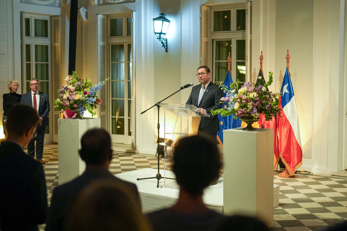 Minrel_Chile's tweet photo. El canciller Francisco Pérez Mackenna participó en la conmemoración del Día de la Unidad Alemana y destacó los vínculos con Alemania, principal socio comercial de Chile en la Unión Europea, y la cooperación en ciencia, energía, seguridad y cultura. 🇨🇱🤝🇩🇪 https://t.co/fAhehL5HMz
