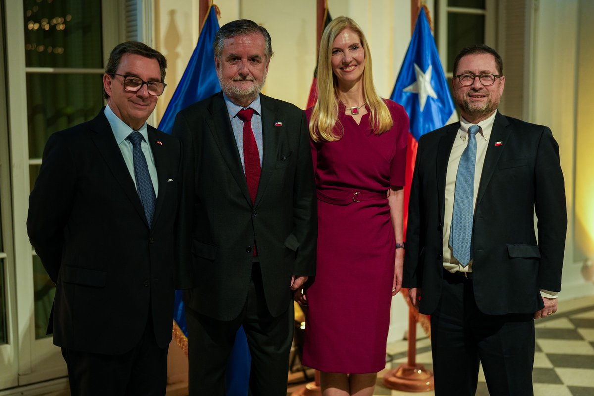 Minrel_Chile's tweet photo. El canciller Francisco Pérez Mackenna participó en la conmemoración del Día de la Unidad Alemana y destacó los vínculos con Alemania, principal socio comercial de Chile en la Unión Europea, y la cooperación en ciencia, energía, seguridad y cultura. 🇨🇱🤝🇩🇪 https://t.co/fAhehL5HMz
