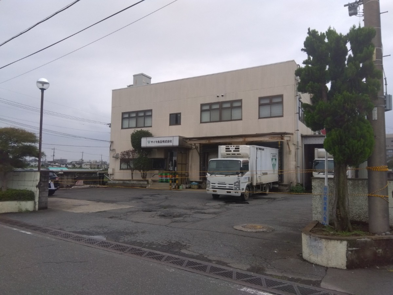 TSR_NEWS's tweet photo. 【埼玉県内トップクラスのもやし生産量】
埼玉県所沢市のサイキ食品（株）と、関連会社の（株）デリオールは、9月30日までに事業を停止し、事後処理を弁護士に一任した

負債総額はサイキ食品が約15億円、デリオールは現在調査中

1961年に東京都東村山市において、もやし製造を目的とし、斉木食品を創業

もやしを主軸として、かいわれ大根などの野菜の生産及びカット野菜の加工を手掛け、大手スーパー、飲食店等に販路を開拓していた

埼玉県所沢市の本社工場（主にかいわれ大根の生産・野菜の加工）と、ふじみ野市のふじみ野工場（もやしの生産）の2拠点を有し、もやしの生産量は県内でもトップクラスの規模を誇っていた

2012年には関連会社となるデリオールを設立してカット野菜部門を同社へ譲渡し、採算性の高い生野菜の加工業務にも注力することで、新たな販路を開拓するなどグループ間で相乗効果を図っていた

しかし、2023年3月期には多額の最終赤字を計上し、資金繰りは悪化

過年度の大型投資による固定資産への資金負担は重く、借入金への依存度が高かった中、ついに支え切れず、今回の事態となった

#サイキ食品 #デリオール #TSR速報 #東京商工リサーチ
