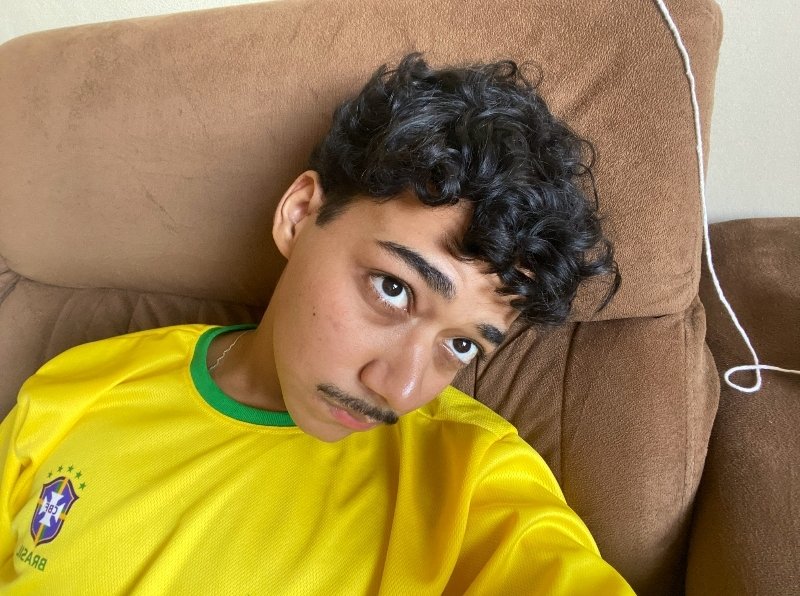 caelluc's tweet photo. Eu e nove álbuns que são eu 😁 https://t.co/WUG5OmrqG4