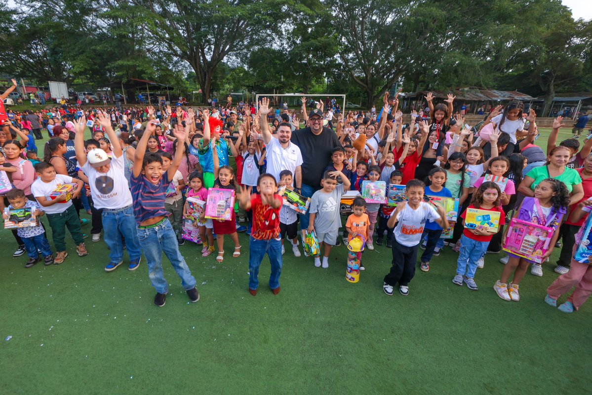 sliptone's tweet photo. Junto a Julio Merlos, compartimos una tarde llena de juegos, regalos y sonrisas, celebrando a quienes son el presente y futuro de El Salvador. 🧸🪅

Este es el país que estamos construyendo bajo el liderazgo del Presidente @nayibbukele: uno donde nuestras familias pueden disfrutar en paz y donde ningún niño se quede sin celebrar.