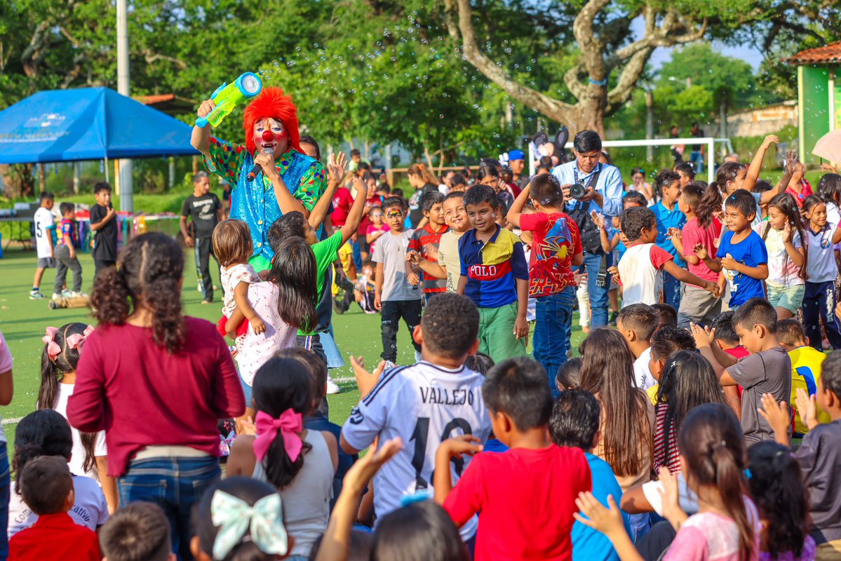 sliptone's tweet photo. Junto a Julio Merlos, compartimos una tarde llena de juegos, regalos y sonrisas, celebrando a quienes son el presente y futuro de El Salvador. 🧸🪅

Este es el país que estamos construyendo bajo el liderazgo del Presidente @nayibbukele: uno donde nuestras familias pueden disfrutar en paz y donde ningún niño se quede sin celebrar.