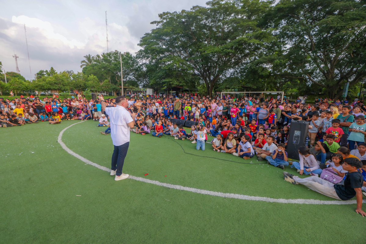 sliptone's tweet photo. Junto a Julio Merlos, compartimos una tarde llena de juegos, regalos y sonrisas, celebrando a quienes son el presente y futuro de El Salvador. 🧸🪅

Este es el país que estamos construyendo bajo el liderazgo del Presidente @nayibbukele: uno donde nuestras familias pueden disfrutar en paz y donde ningún niño se quede sin celebrar.