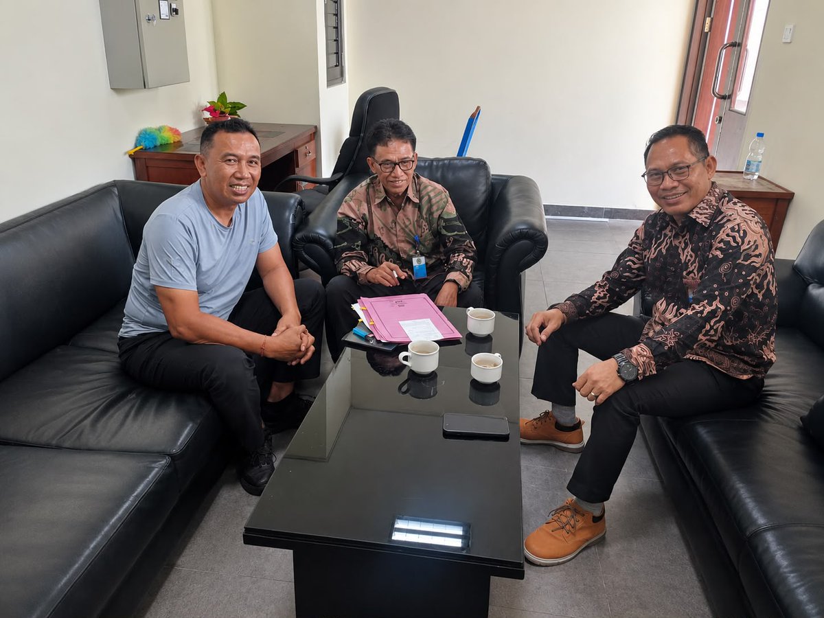 SuaraMerpati's tweet photo. Komlekdam IX/Udy berkomitmen meningkatkan kemampuan dan kesiapan prajurit dalam menghadapi perkembangan teknologi yang semakin pesat. Sebagai langkah awal, Komlekdam IX/Udy akan membangun kolaborasi dengan UNUD dalam pengembangan SDM melalui sharing dan praktik aplikatif https://t.co/New9VqSeOw