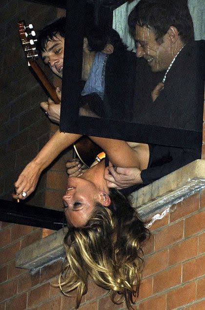 welcome_jpeg's tweet photo. kate moss hangs out of a window in london while pete doherty serenades her, 2007 https://t.co/a89w7C2n2u