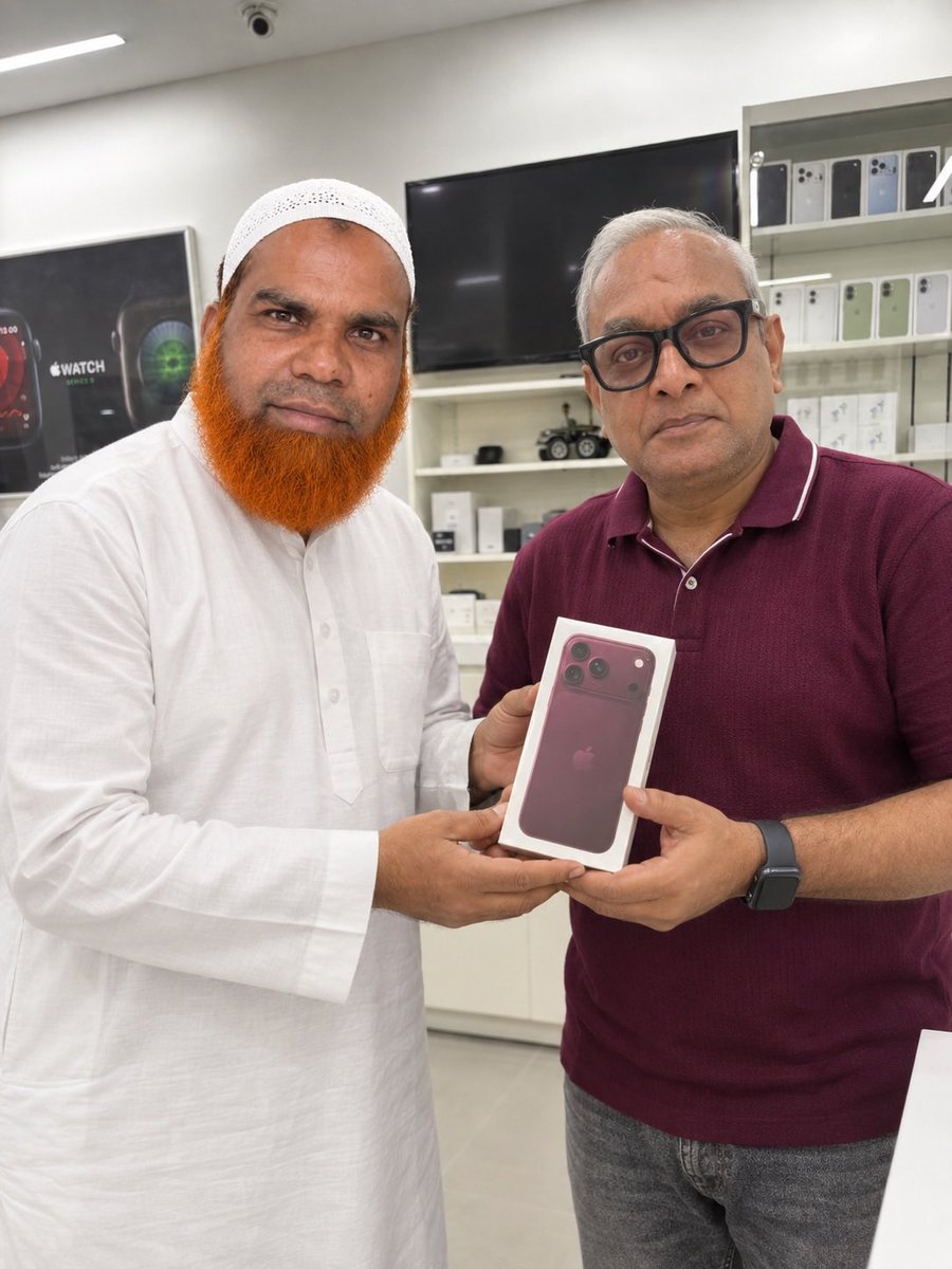 ExNadeemWani's tweet photo. बापू के यौमे-पैदाइश के मौक़े पर मैंने डॉक्टर साहब को iPhone 18 Pro Max तोहफ़े में दिया। https://t.co/ntgIcNUM8O
