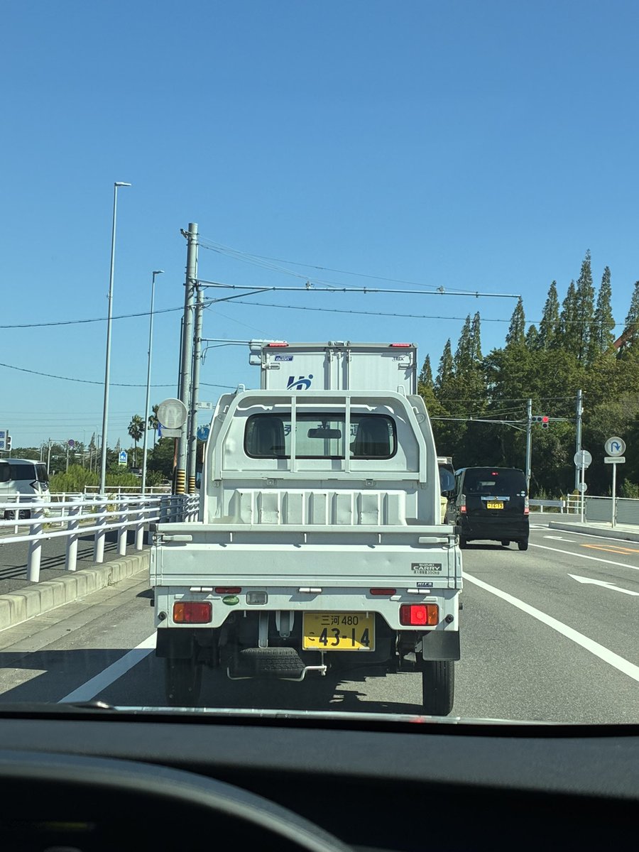 noasapurai's tweet photo. まぁまぁ混む右折車線の先頭にいたんやけど
この軽トラ、直進車線から先頭に割り込んでくるわブレーキランプ片方きれてるわ走行中タバコの吸い殻ポイ捨てするわで流石にヤンキーすぎる https://t.co/TzGGxQFAhP