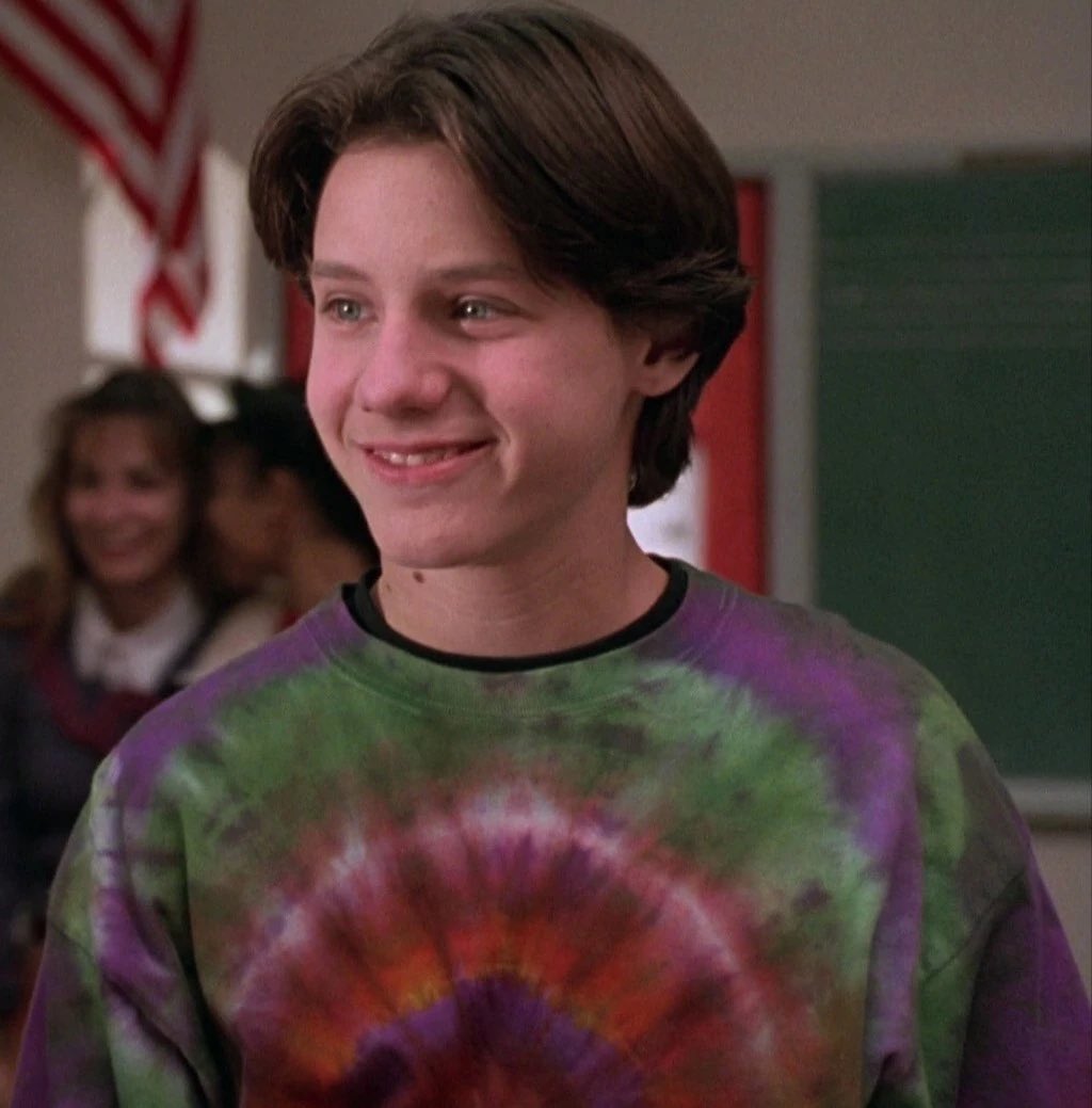 rodnezmovies's tweet photo. in Hocus Pocus, Max's tie dye shirt has the colors of the Sanderson sisters https://t.co/vkYBhZsMY6