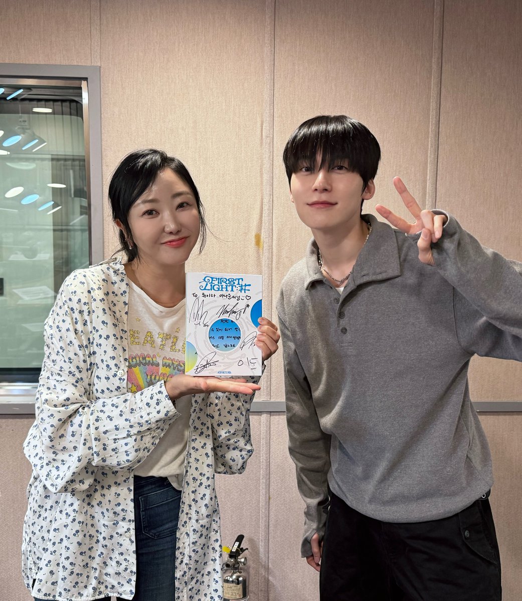 _crescent0627's tweet photo. 261002 펀펀투데이 인스타 글 & 사진 업데이트 ☁︎｡⋆｡ ﾟ ☾ ﾟ

컴백하고 멋진 모습으로 찾아온 아이돌 건희!😆💙
오늘은 스페셜 디제이! 류이라 아나운서님과 함께 했는데요~!
칭찬 감옥에 빠져서 얼굴이 빨개진 건희... ㅋㅋㅋ😝
서로 가을패션 티키타카 주고 받으며 훈훈한 아침이었죠?🧡

원어스 신곡 들으면서~
우리 찡구들도 가을에 패셔니스타 도전해보기~!🍂🍁🧥

#원어스 #ONEUS #건희 #KEONHEE