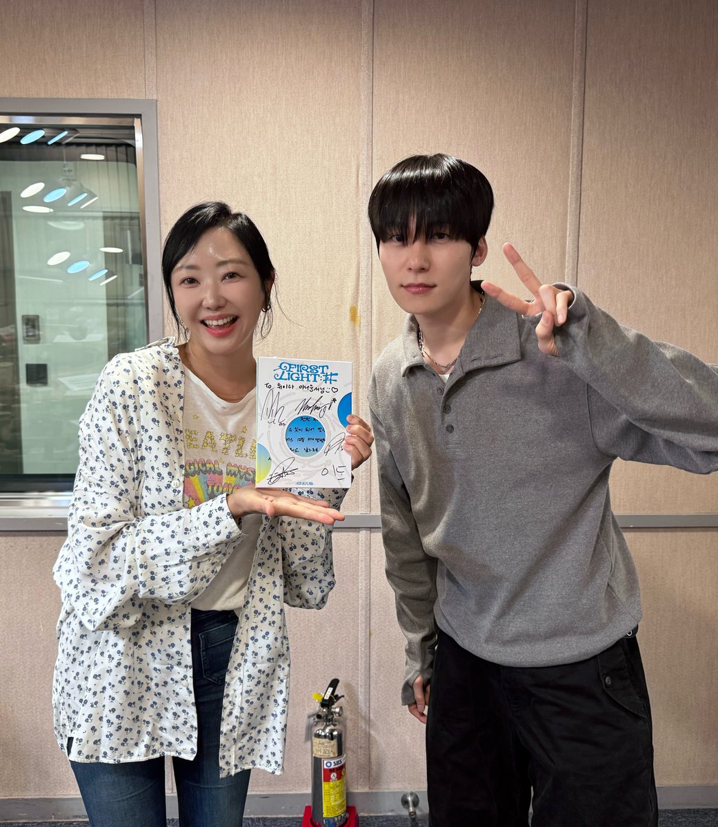 _crescent0627's tweet photo. 261002 펀펀투데이 인스타 글 & 사진 업데이트 ☁︎｡⋆｡ ﾟ ☾ ﾟ

컴백하고 멋진 모습으로 찾아온 아이돌 건희!😆💙
오늘은 스페셜 디제이! 류이라 아나운서님과 함께 했는데요~!
칭찬 감옥에 빠져서 얼굴이 빨개진 건희... ㅋㅋㅋ😝
서로 가을패션 티키타카 주고 받으며 훈훈한 아침이었죠?🧡

원어스 신곡 들으면서~
우리 찡구들도 가을에 패셔니스타 도전해보기~!🍂🍁🧥

#원어스 #ONEUS #건희 #KEONHEE