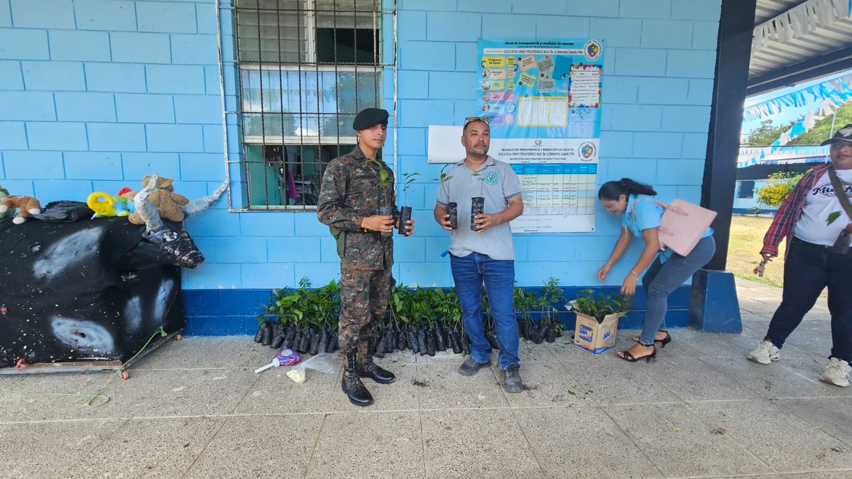 RelCiv's tweet photo. En conjunto con personal Docente y Alumnos de EOUM del Barrio la Democracia, Sayaxché, Petén, desarrolló campaña de reforestación en instalaciones de referida escuela, coadyuvando a la Protección, Conservación y Mejoramiento del Medio Ambiente.

GUERREROS MILENARIOS https://t.co/oueW281uFb