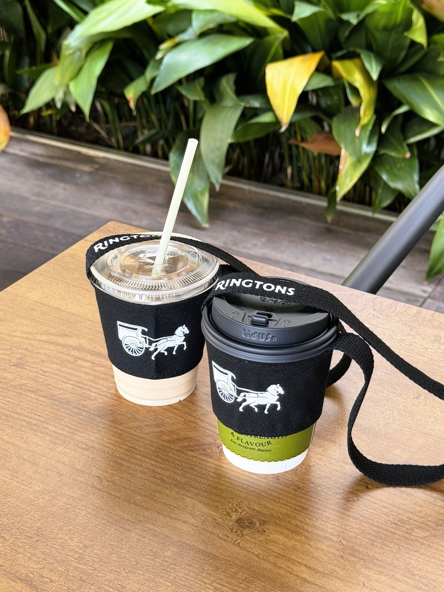 RINGTONSJAPAN's tweet photo. 素敵なお知らせがあります！

リントンズ紅茶の日本上陸
15周年記念にティースタンドの
人気企画が復活です！！

イベント後半の10月14日(水)～
20日(火)限定で登場します。

◎ 馬車ロゴのカップホルダー付き
「英国ティータイムセット」 900円

【 セット内容 】
・ドリンクカップホルダー 1個 
・お好きな紅茶メニュー 1杯 
・英国菓子ビスケット 1袋2枚入り

※各日数量限定となります
※限定数は日によって異なります
※紅茶はカップホルダーに
セットしてお渡しします
※ビスケットはランダムでの
お渡しとなります

#リントンズ #英国 #紅茶 #お知らせ
#阪神梅田本店 #ポップアップストア
#15周年記念 #イベント #開催します
#限定 #グッズ #ブログ更新しました
https://t.co/6B2qY47ZJU