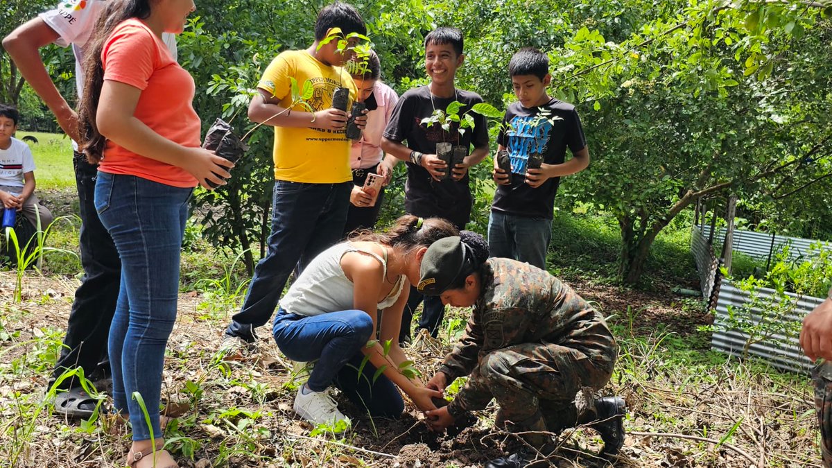 RelCiv's tweet photo. En conjunto con personal Docente y Alumnos de EOUM del Barrio la Democracia, Sayaxché, Petén, desarrolló campaña de reforestación en instalaciones de referida escuela, coadyuvando a la Protección, Conservación y Mejoramiento del Medio Ambiente.

GUERREROS MILENARIOS https://t.co/oueW281uFb