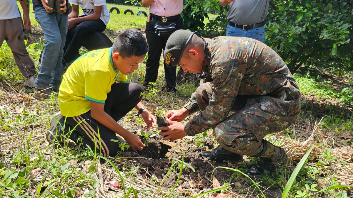 RelCiv's tweet photo. En conjunto con personal Docente y Alumnos de EOUM del Barrio la Democracia, Sayaxché, Petén, desarrolló campaña de reforestación en instalaciones de referida escuela, coadyuvando a la Protección, Conservación y Mejoramiento del Medio Ambiente.

GUERREROS MILENARIOS https://t.co/oueW281uFb